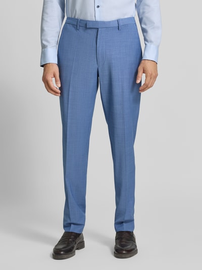 Männermodel trägt Regular Fit Sakko mit Schurwoll-Anteil Modell 'Monopoly' von CINQUE in hellblau, glatte Textur, Nahaufnahme Unterkörper, Elastischer Material-Mix, 2-Knopfleiste, dezente Struktur