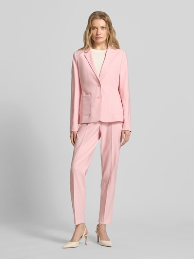 Frauenmodel trägt Straight Fit Stoffhose mit Bügelfalten von Betty Barclay in zartem Rosa, elastischer Material-Mix, mit Gesäßtaschen und Bund, kombiniert mit cremefarbenen Schuhen, Ganzkörperansicht von vorne.