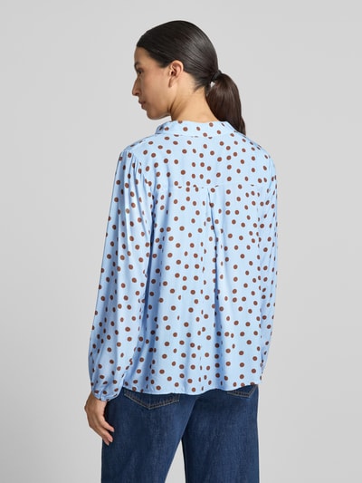 Frauenmodel trägt Relaxed Fit Bluse aus reiner Viskose-Mix Modell 'Valeria' von ZABAIONE in Hellblau mit braunen Punkten, Ganzkörperansicht Rückansicht, Damen Bluse, Serafino Ausschnitt, langärmelig, Rückenlänge 54 cm, Ärmellänge 58 cm