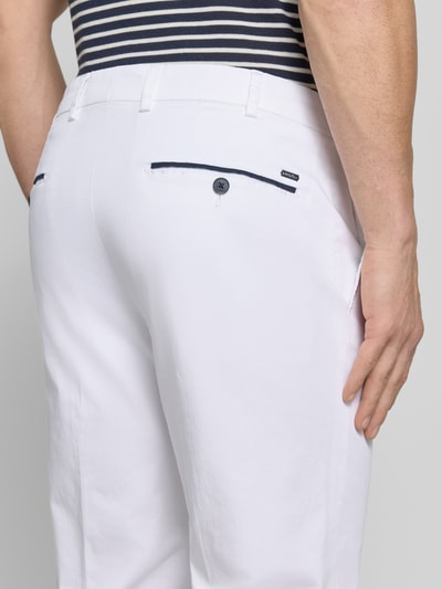 Männermodel trägt Regular Fit Chino mit Eingrifftaschen Modell 'Peaker' von Hiltl, weiß, Baumwoll-Elasthan-Mix, Nahaufnahme Rückansicht. Bundweite 45 cm, Innenbeinlänge 84 cm bei Größe 50.
