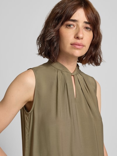 Frauenmodel trägt Blusentop aus Viskose mit Schlüsselloch-Ausschnitt von MORE & MORE in Oliv, Regular Fit, Nahaufnahme Oberkörper.