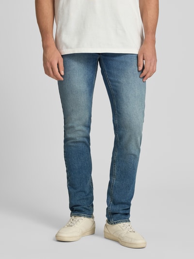 Mężczyzna nosi Slim Fit Jeans aus Baumwoll-Mix Modell 'SCANTON SLIM' von Tommy Jeans, denim, krój slim fit, 5 kieszeni, przód, zbliżenie na nogi.