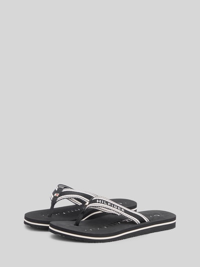 Produktfoto, Zehentrenner mit Logo Details von Tommy Hilfiger, two tone Optik, abgerundete Schuhspitze, flacher Absatz, czarne i białe kolory, teksturowana podeszwa