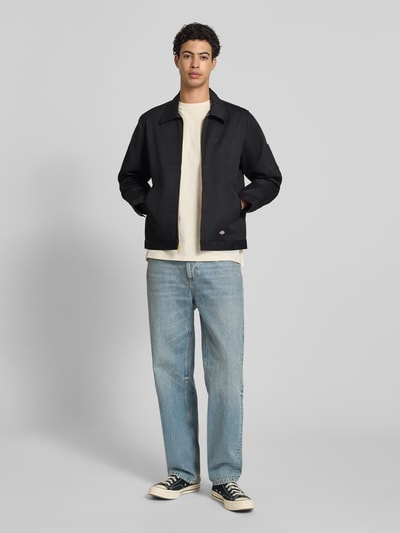 Männermodel trägt Jacke mit Reißverschluss Modell 'UNLINED EISENHOWER' von Dickies im Material-Mix, Regular-Fit, Eingrifftaschen, Label-Detail, Ganzkörperansicht von vorne.