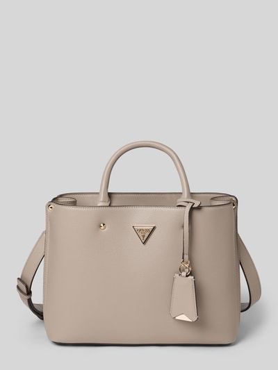 Produktfoto, beigefarbene Handtasche mit Label-Applikation Modell 'ECO MERIDIAN II' von Guess, strukturierte Oberfläche, goldfarbene Details, Hauptfach mit Reißverschluss, Tragehenkel und Schulterriemen, Maße 33x23x11 cm, Riemenlänge 106 cm.