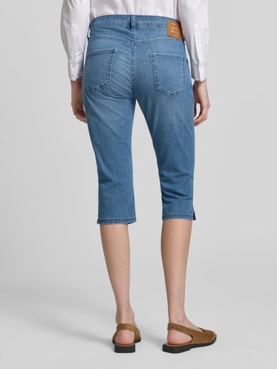 Frauenmodel trägt Caprihose mit Eingrifftaschen von MAC im Slim-Fit aus Baumwoll-Elasthan-Mix, Denim-Optik, Ganzkörperansicht Rückansicht.