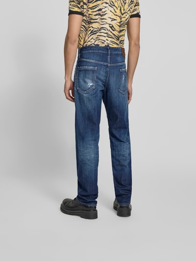 Männermodel trägt Straight Fit Jeans im Used-Look von Dsquared2 aus Baumwoll-Mix, dunkles Blau, 5-Pocket-Design, Ganzkörperansicht Rückansicht.