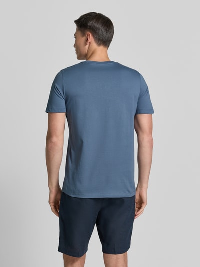 Mannenmodel draagt Regular Fit T-Shirt uit pure katoen van s.Oliver RED LABEL, effen, labelprint, ronde hals, korte mouw, pure katoen, geheelachteraanzicht.