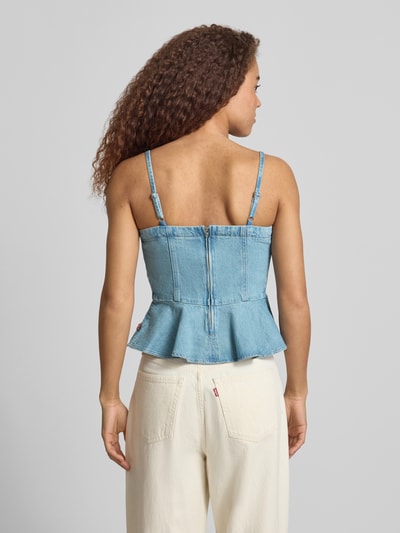 Frauenmodel trägt Slim Fit Trägertop aus reiner Baumwolle Modell 'ANDERSON FLOUNCE' von Levi's®, Jeans-Optik, Label-Patch, Ganzkörperansicht Rückansicht.
