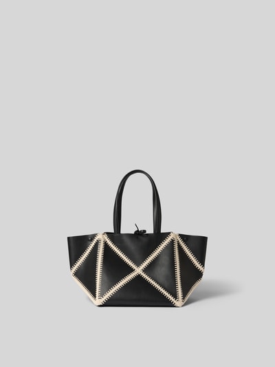 Produktfoto, Tote Bag mit Flecht-Detail von Nanushka in Schwarz mit cremefarbenem Flecht-Detail, Hauptfach mit Laschenverschluss, schmale Schulterhenkel, herausnehmbare Innentasche mit Reißverschluss, Logo-Detail, Breite 27 cm, Länge 26 cm, Tiefe 27 cm.