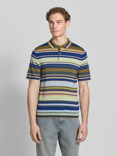 Männermodel trägt Slim Fit Poloshirt aus reiner Wolle in Strick-Optik von PAUL SMITH, gestreift, Polokragen, kurzärmelig, Ganzkörperansicht von vorne.
