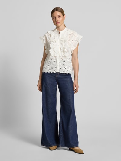 Frauenmodel trägt Regular-Fit Bluse aus reiner Baumwolle Modell 'JELLABA' von Essentiel Antwerp, weiße Lochstickerei, Ganzkörperansicht von vorne.
