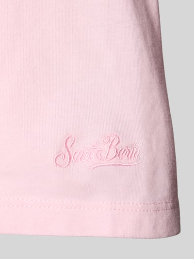Produktfoto, T-Shirt mit Motiv- und Statement-Stitching Modell 'EMILIE' von MC2 Saint Barth, Damen T-Shirt aus reiner Baumwolle, hellrosa, Detailansicht Struktur und Stickerei.