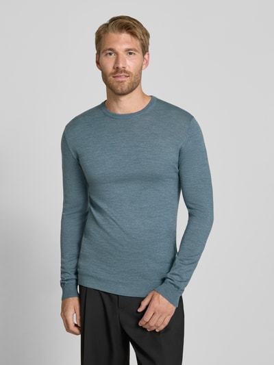 Męski model nosi sweter wełniany Matinique Strickpullover mit gerippten Abschlüssen Modell 'Margrate', kolor niebieskoszary, prosty krój, okrągły dekolt, prążkowane wykończenia; Długość tyłu w rozmiarze M: 63 cm, Długość rękawów w rozmiarze M: 69 cm; pełen widok sylwetki z przodu