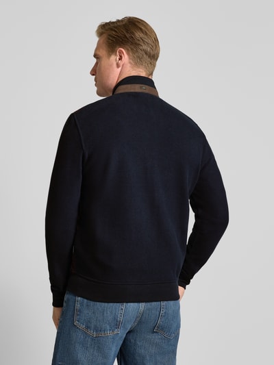 Männermodel trägt Sweatjacke mit Stehkragen und Reißverschluss von bugatti im Baumwoll-Mix, dunkle Farbe, Ganzkörperansicht Rückansicht.