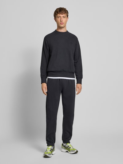 Ellesse Spodnie dresowe o kroju regular fit z wpuszczanymi kieszeniami model ‘ORVINIO’ Czarny 1