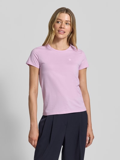 Frauenmodel trägt Regular Fit T-Shirt aus reiner Baumwolle Modell 'Eventsa11' von BOSS in Optik: Unifarben mit Label-Stitching-Applikation, Rundhals-Ausschnitt, Kurzarm, Ärmelabschluss: Gerade, Materialverarbeitung: Jersey, Material: Reine Baumwolle, zartes Rosa, glatte Textur, Ganzkörperansicht von vorne.