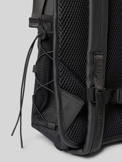 Produktfoto, schwarze Netzstruktur neben glatten und matten Materialelementen, Detailaufnahme eines Rucksacks