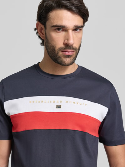 Männermodel trägt Regular Fit T-Shirt mit Rundhalsausschnitt von Christian Berg Men, reine Baumwolle, Statement-Print, Nahaufnahme Oberkörper.