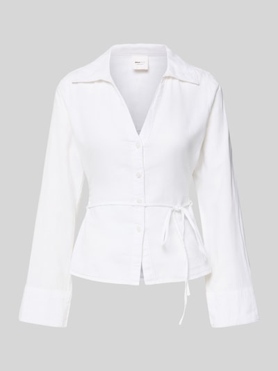 Produktfoto, weiße Leinenbluse mit Bindegürtel und V-Ausschnitt von Gina Tricot aus Leinen-Baumwoll-Mix, taillierter Schnitt, Kentkragen, Knopfleiste.