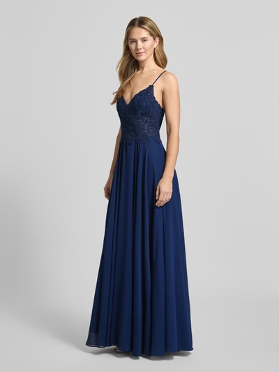 Kobiece modelka nosi Regular Fit Abendkleid mit Strasssteinbesatz von Mascara, obszycie koronką, krój regular fit, taliowany krój, lekka linia a, cienkie ramiączka, obszycie z kamieni stras, półprzezroczysty materiał, wszyty zamek błyskawiczny, długość tyłu w rozmiarze 36: 17 cm, szerokość w rozmiarze 36: 34 cm, widok całej sylwetki z przodu.