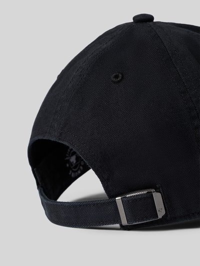 Produktfoto, Basecap aus reiner Baumwolle mit Label-Stitching von '47, schwarze Farbe, verstärkter Schirm, verstellbarer Verschluss, gestickte Luftlöcher, klassische Passform
