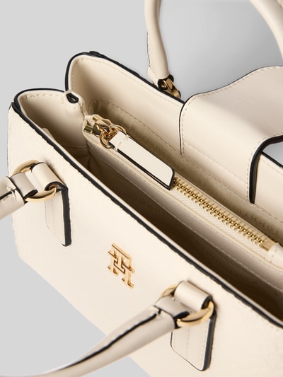 Produktfoto, Henkeltasche mit Allover Logo-Prägung von Tommy Hilfiger aus cremefarbenem Kunstleder mit goldfarbenem Logo-Detail, Hauptfach, Münzfach und Reißverschlussfach