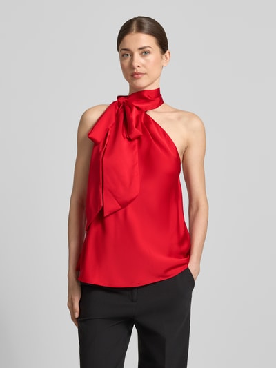 Frauenmodel trägt Shaped Fit Top mit Schnürdetail von Lauren Ralph Lauren in Optik: Unifarben, Materialverarbeitung: Satin, Bindeband am Hals, Neckholder-Ausschnitt, Ärmelform: Ohne Ärmel, Ganzkörperansicht von vorne.