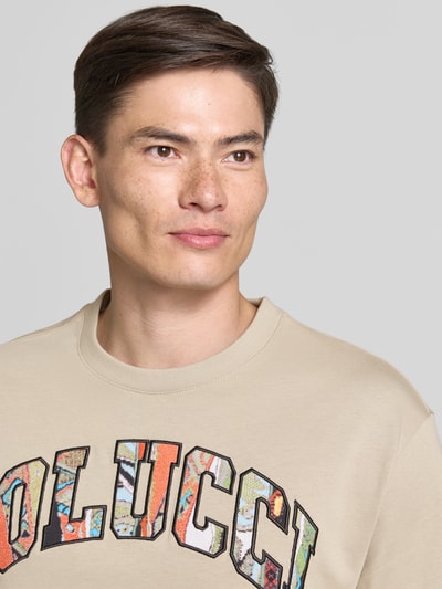 Mannermodel draagt T-shirt mit 1/2-Arm van COLUCCI in beige, puur katoen, recht model, ronde hals, 1/2-mouwen, ruglengte maat M 72 cm, Nahaufnahme bovenlichaam