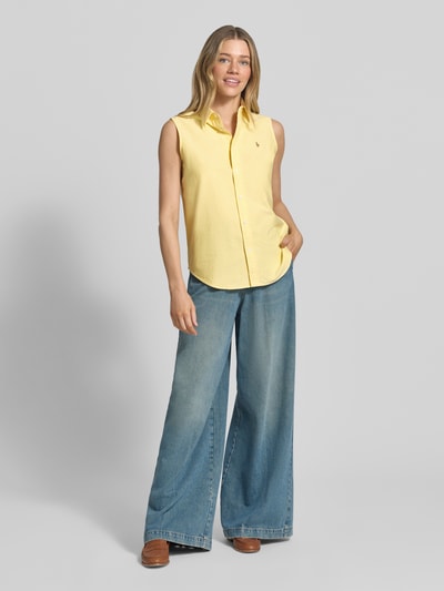 Frauenmodel trägt Relaxed Fit Hemdbluse aus reiner Baumwolle von Polo Ralph Lauren, Optik: Unifarben, Passform: Relaxed-Fit, Hemdkragen, Logo-Stitching, V-Ausschnitt, einreihige Knopfleiste, Ärmelform: Ohne, Materialverarbeitung: Oxford, Material: Reine Baumwolle, weiche gelbe Textur, Ganzkörperansicht von vorne.