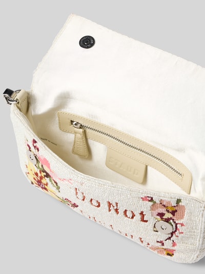 Produktfoto, Shoulder Bag mit Ziersteinbesatz Modell 'Timmy' von Staud, cremefarbene Textur, florales Muster, Innenfach mit Reißverschluss, abnehmbarer Schulterriemen, Maße: 27x15x6 cm, Länge Schulterriemen: 57 cm