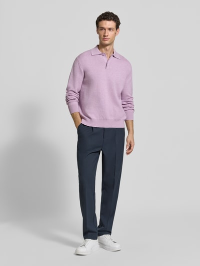 Männermodel trägt stoffen broek van Casual Friday, Materiaalmix met viscose, straight fit, persplooien, steekzakken, strookzak aan de achterkant, elastische band, knoop- en ritssluiting, bandwijdte maat 32/32: 43 cm, binnenbeenlengte: 76 cm, Model 'MARC', Ganzkörperansicht von vorne.