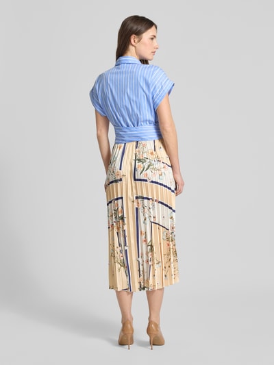 Frauenmodel trägt Regular Fit Midikleid mit Zierschleife von Liu Jo White in Blau-Beige mit floraler Falten-Optik, Rückenansicht, Ganzkörperansicht.