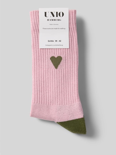 Produktfoto, Socken mit Label-Print von Unio aus Baumwoll-Metall-Mix mit Stretch-Anteil, körpernaher Schnitt, gerippter Abschluss, Rosa und Olivgrün, Herzmotiv.