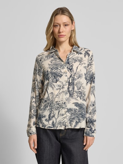 Kobiece model prezentuje bluzkę Regular Fit Bluse aus Viskose Modell 'CARLI 1' od Soyaconcept, wzór na całej powierzchni, czarno-białe odcienie, kołnierzyk koszulowy, długość tyłu w rozmiarze S 66 cm, długość rękawów w rozmiarze S 62 cm, widok na cały przód.