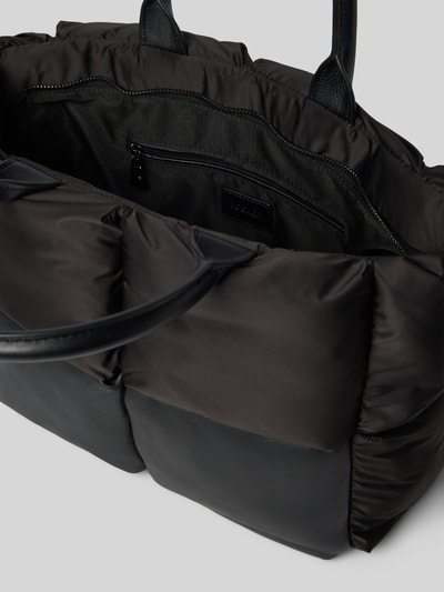 Produktfoto, czarny torba shopper z pikowaniem, Model 'gletsch amelie' od BOGNER, Główna przegroda z zamkiem błyskawicznym, uchwyt, pasek na ramię, detal z logo, Szerokość w rozmiarze 1: 42 cm, Długość w rozmiarze 1: 30 cm, Głębokość w rozmiarze 1: 17 cm, Długość paska na ramię w rozmiarze 1: 40 cm.
