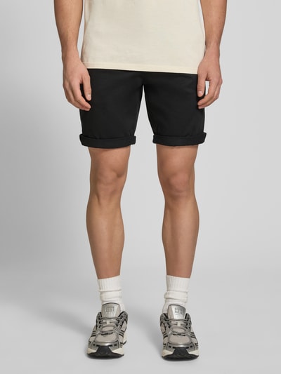 Mannenmodel draagt Regular Fit Shorts met steekzakken model 'BOWIE' van Jack & Jones, mix van katoen en elastaan, regular fit, omslag, bandwijdte maat M 43 cm, binnenbeenlengte maat M 26 cm, zwarte kleur, gladde stof, rechte pijpen, voorkant volledige lichaamsweergave.