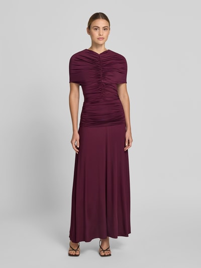 Frauenmodel trägt Abendkleid aus Viskose-Mix mit Raffungen von Self-Portrait in dunklem Violett, taillierte Passform, Ganzkörperansicht von vorne.