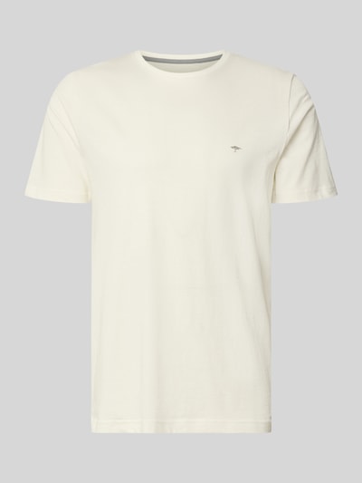 Produktfoto, T-Shirt mit Rundhalsausschnitt und Label-Stitching von Fynch-Hatton, męski t-shirt z bawełny, krój regular fit, okrągły dekolt, wyhaftowane logo, długość tyłu w rozmiarze M: 72 cm, kolor jasny, prosta struktura.