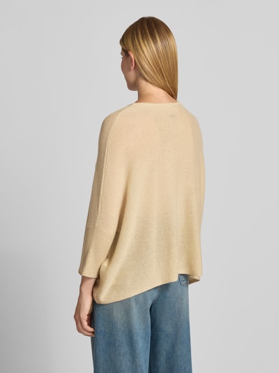 Frauenmodel trägt Strickpullover aus Kaschmir mit 3/4-Arm von JOOP! in Beige, Relaxed Fit, weiche Textur, Ganzkörperansicht Rückansicht.