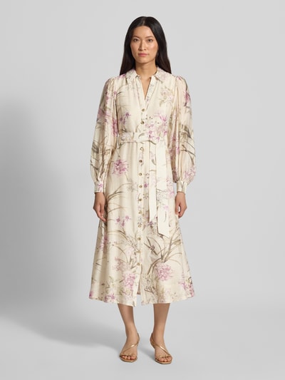 Vrouwenmodel draagt avondjurk uit mix van lyocell en linnen Model 'Hazel' van Forever New met platte kraag, v-hals, getailleerd, doorlopende knoopsluiting, tailleband, pofmouwen, maxilengte, crèmekleurige stof met bloemprint, geheel van voren te zien, Ganzkörperansicht von vorne.