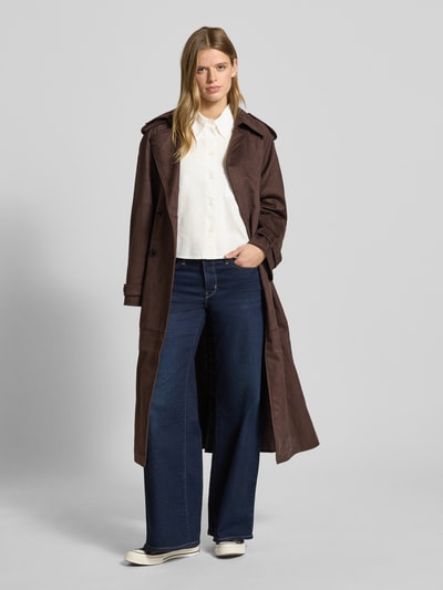 Kobiece model nosi Boxy Fit Hemdbluse aus reiner Baumwolle von Marc O'Polo, jednolity kolor, pudełkowy krój, kołnierzyk koszulowy, długi rękaw z mankietami, listwa guzikowa, kieszeń na piersi, z bawełny, pełny widok z przodu.