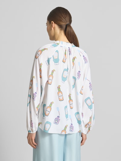 Männermodel trägt Regular Fit Cardigan aus Seiden-Mix in Strick-Optik von HERZENS, elastyczny seiden-mix, krój regular fit, dopasowany w talii, odpinany pasek materiałowy, długość tyłu w rozmiarze 36: 62 cm, długość rękawa w rozmiarze 36: 55 cm, widok całej sylwetki od tyłu.