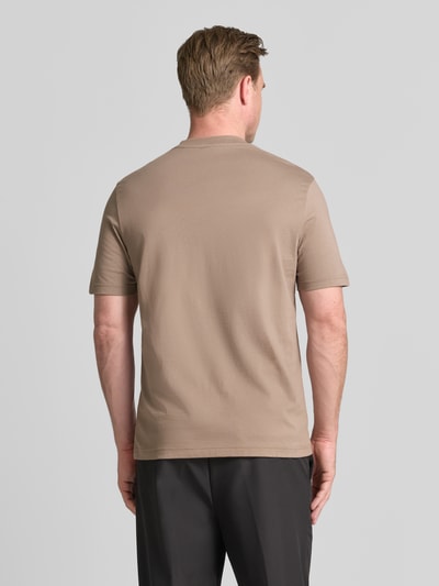 Męskamodel nosi t-shirt o kroju regular fit z czystej bawełny model 'TS_STRUCTURE LOGO 1027473' od BOSS Green, neutralny beż, gładka faktura, całkowity widok od tyłu.