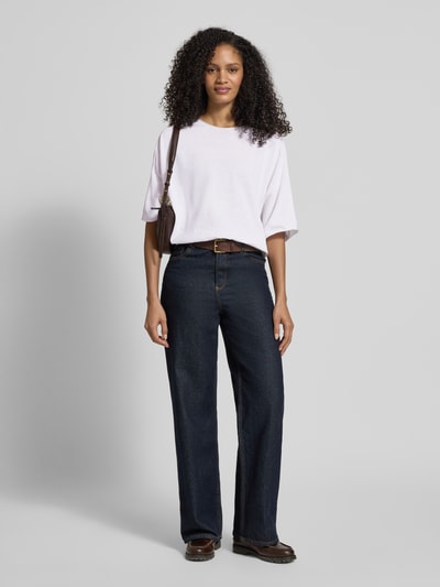 Kobiece modelka nosi Strickshirt mit Rundhalsausschnitt Modell 'DILARY' od Drykorn z czystej bawełny, krój relaxed fit, zrolowany brzeg, długość tyłu 53 cm, długość rękawów 33 cm, widok całej sylwetki z przodu