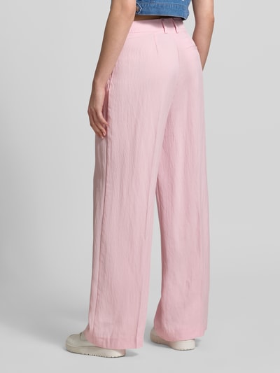 Frauenmodel trägt Hose aus Lyocell-Mix Modell 'EMMA' von JJXX in Rosa mit Falten und Gesäß-Paspeltasche, Wide Leg, Ganzkörperansicht Rückansicht. Damen Hose mit Viskose-Anteil, Bundweite 37 cm, Innenbeinlänge 80 cm, Produktkontext JJXX.