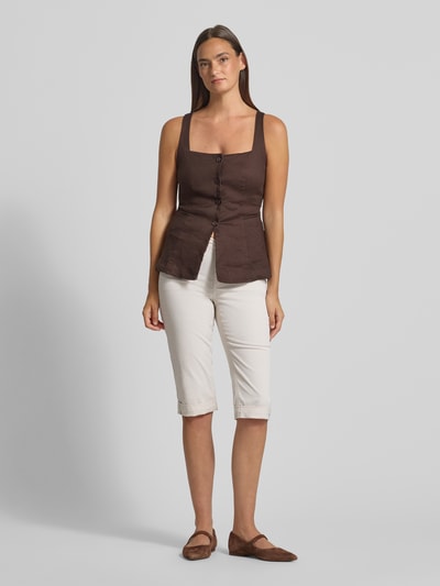Frauenmodel trägt Caprihose mit Umschlag und Eingrifftaschen von Angels aus Baumwoll-Elasthan-Mix in Weiß im Regular-Fit, Ganzkörperansicht von vorne.