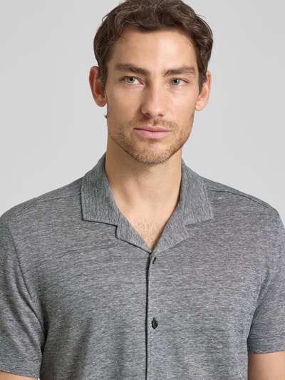 Männermodel trägt Regular Fit Freizeithemd aus Leinen-Baumwoll-Mix Modell 'H-POWELL' von BOSS in Melange-Optik, Nahaufnahme Oberkörper.