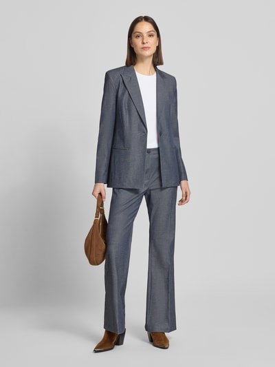 Frauenmodel trägt Relaxed Fit Blazer in eleganter Denim-Optik von Jake*s Collection in Blau mit Reverskragen, Paspeltaschen, Knopfverschluss, Material-Mix mit Viskose-Anteil, Ganzkörperansicht von vorne.