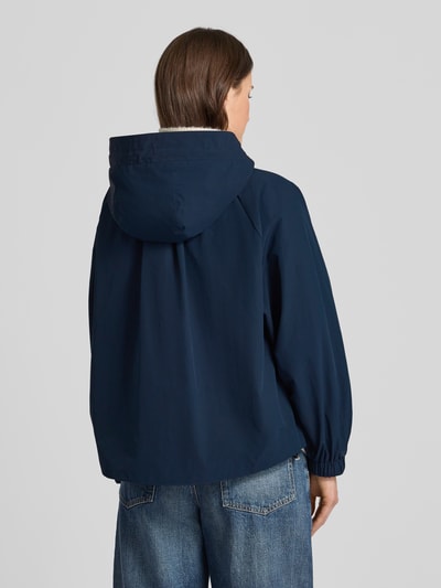 Frauenmodel trägt Relaxed Fit Regenjacke mit Baumwoll-Anteil Modell 'ROMANA' von Weekend Max Mara in Dunkelblau, unifarben, Rückansicht, Ganzkörperansicht.